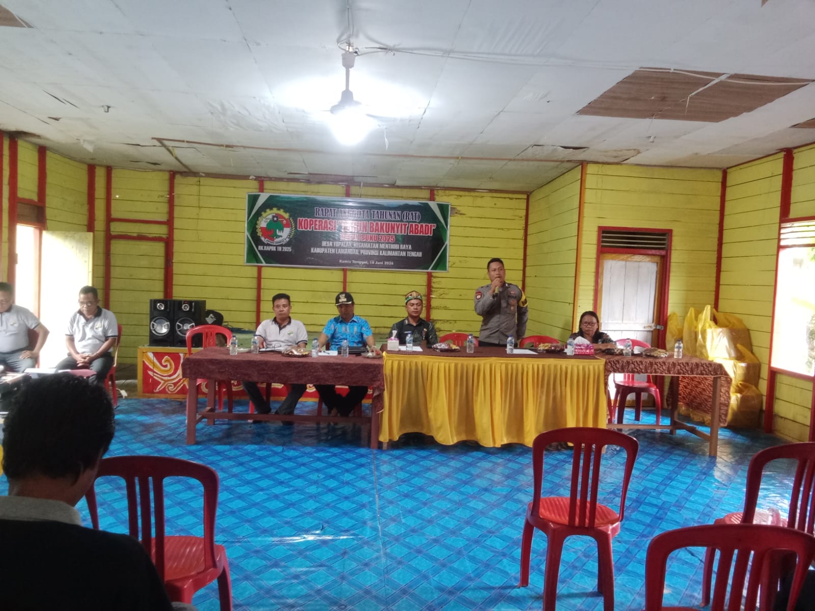 Hadiri RAT Koperasi Turun Bakunyit Abadi, Bhabinkamtibmas Ajak Warga Jaga Persatuan dan Kamtibmas