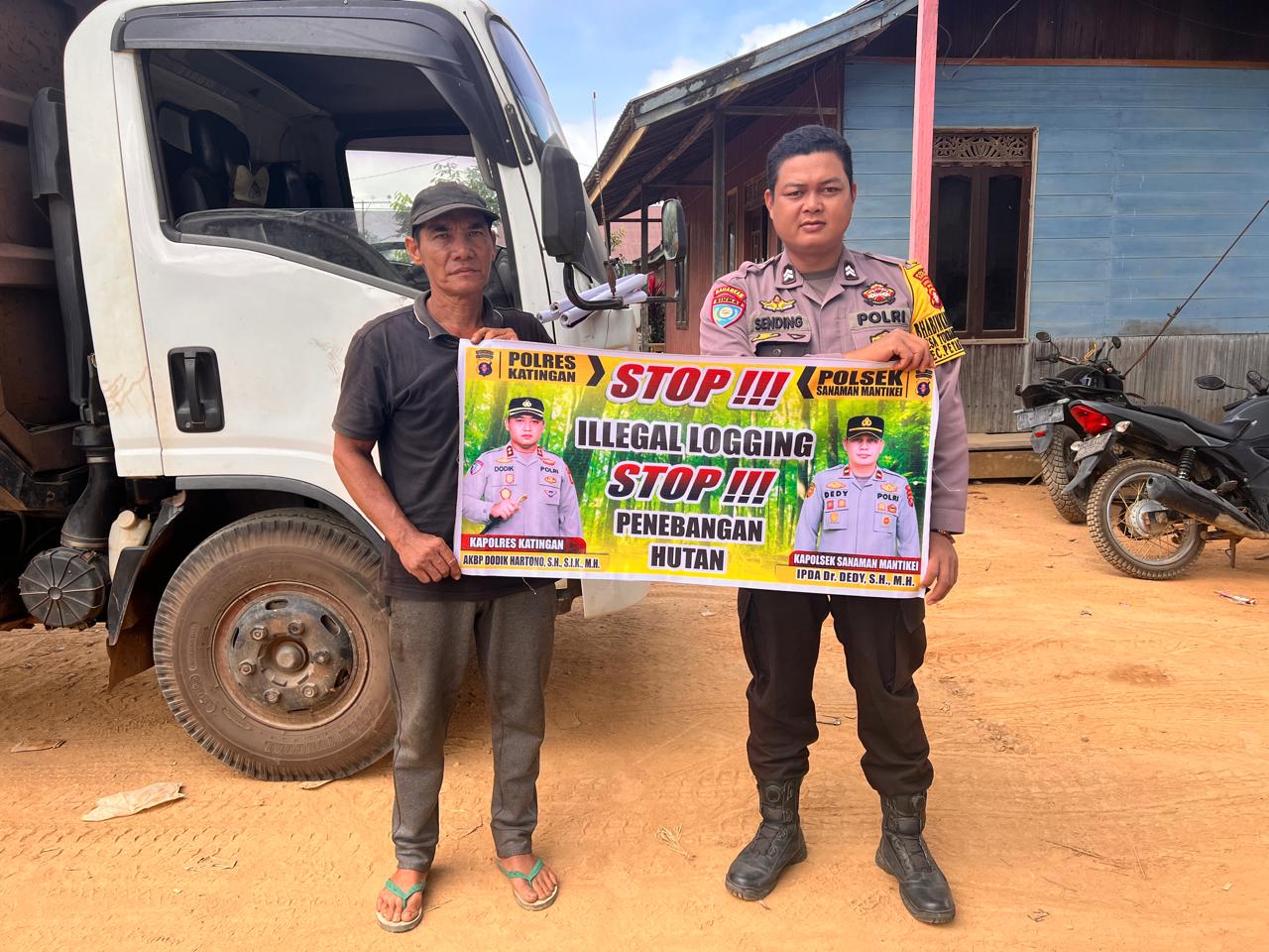 Bhabinkamtibmas laksanakan Sosialisasikan tentang larangan dan sangsi Pidana bagi pelaku Ileggal Logging kepada masyarakat di Desa Binaan.
